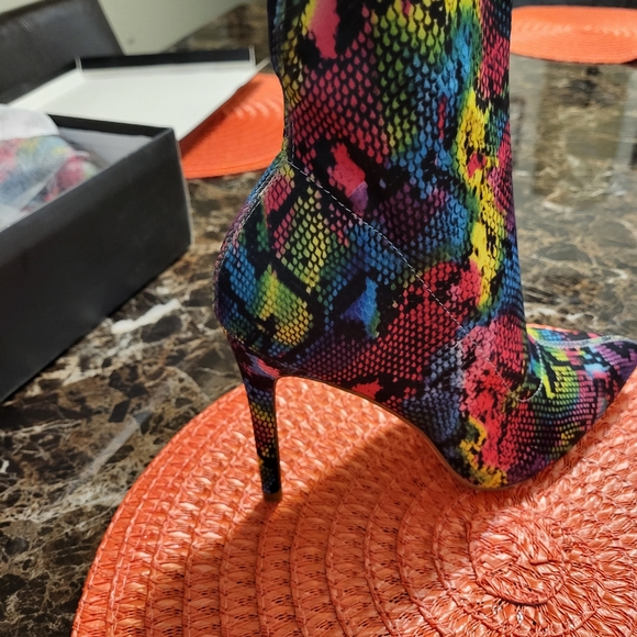 Beautiful snake color knee high boots. Brand new in box and never worn. Size 9 - Picture 4 of 9